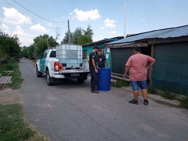 Distintos barrios platenses recibieron agua potable por parte del municipio: se entregaron más de 350 mil litros