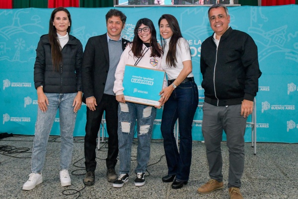 Kicillof entregó más de 700 computadoras a estudiantes y presentó un proyecto para construir nuevos hospitales en Zárate