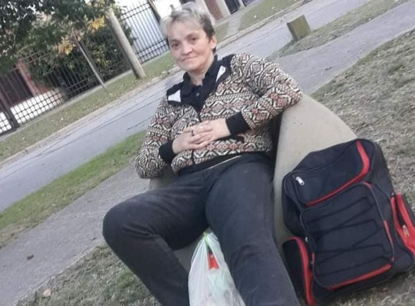 Vende golosinas en 7 y 50 para comprarle el regalo de 15 a su hija