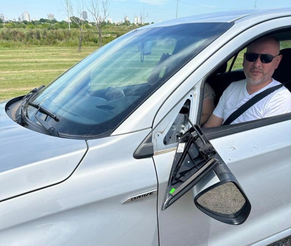 Un motociclista termin&oacute; preso por arrancarle el espejo a un auto y amenazar con un arma al conductor en la Autopista La Plata