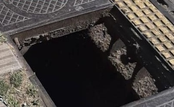 El robo de tapas de registro no cesa en La Plata