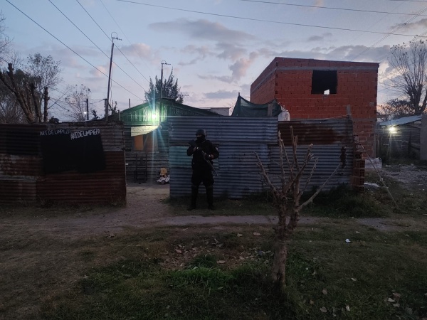 Lo investigaban por golpear y robar a una mujer, al detenerlo encontraron un arsenal en la casa