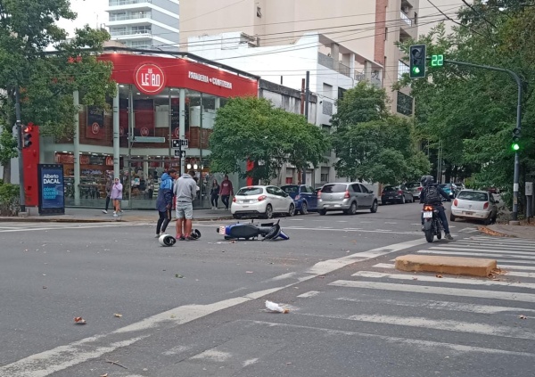 Fuerte accidente entre una moto y un auto a metros de Plaza Paso