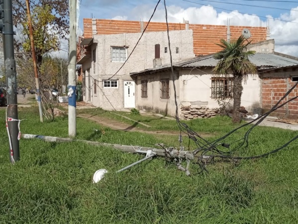 Un camión se llevó puesto postes y cables en una cuadra de La Plata y piden que reparen los semáforos