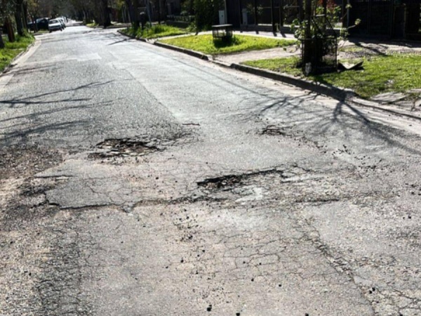 Fuerte reclamo vecinal por pozos en calle 13a entre 474 y 476