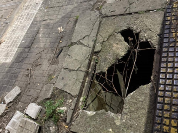 Preocupación de 7 entre 39 y 40 por un pozo de un metro en plena vereda