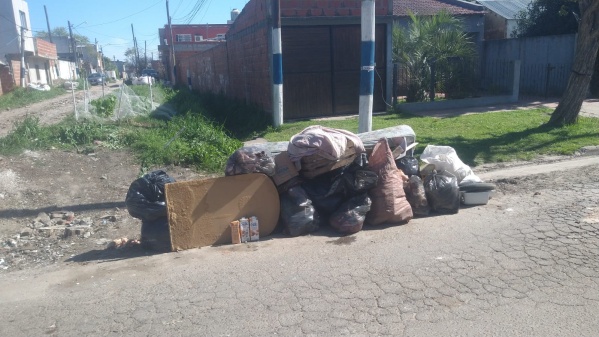 Reclaman la recolección de un montículo de basura en la intersección de calle 136 y 57 bis
