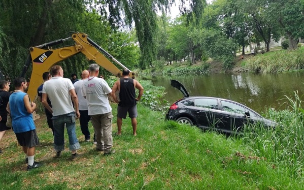 Un auto se hundió dentro del Canal Génova