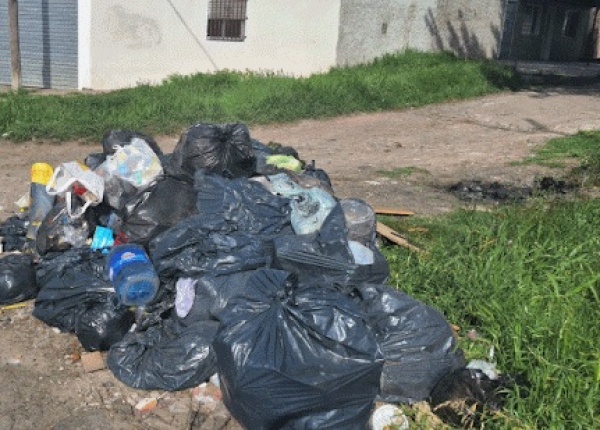 En 131 y 517, reclamaron por la falta de recolección de residuos en el barrio: "Estamos cansados"