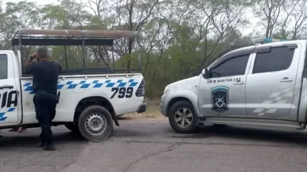 Un hombre intentó escapar de la policía, se tiró del patrullero en movimiento y murió al instante