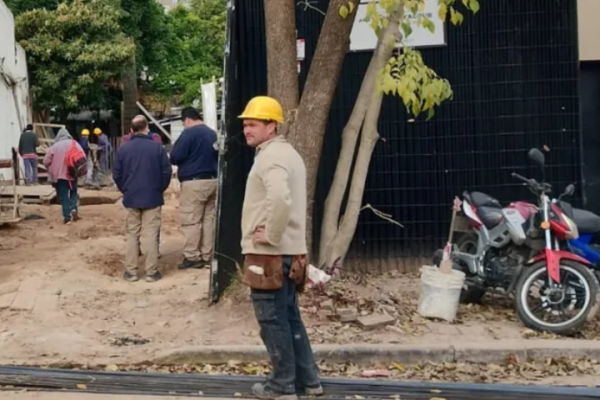 Casi tragedia: un hombre quedó atrapado bajo los escombros tras el derrumbe de una obra en La Plata