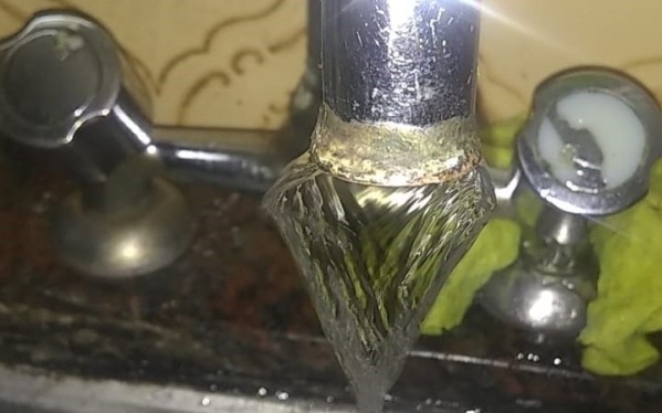 En un barrio platense reclaman por la escasez de agua