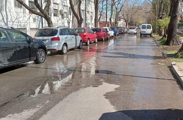 Importante desborde cloacal en las inmediaciones del Hospital Italiano