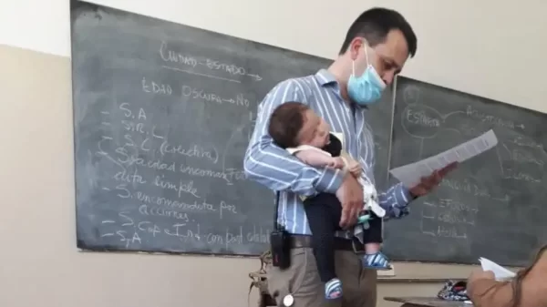 Una imagen muy tierna: un profesor se ofreció a cuidar a la beba de una alumna