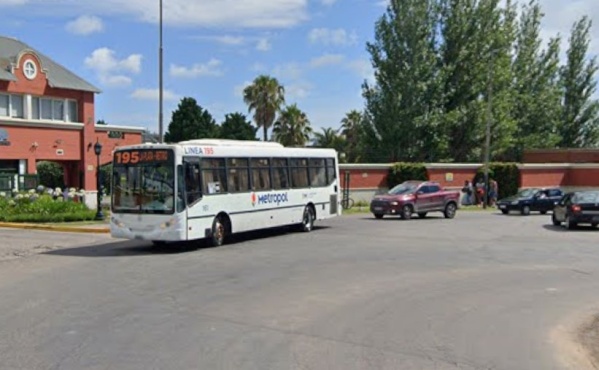 Tensión y caos en La Plata: Un colectivo chocó contra un auto y terminó en una violenta pelea