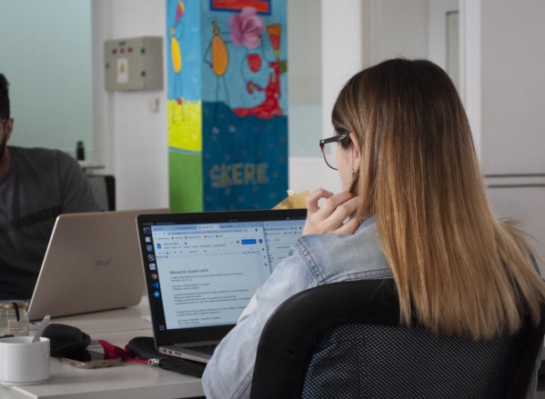 Entró a un nuevo trabajo, editó un Power Point, se encerró 45 minutos en el baño y huyó: el extraño caso que se viralizó