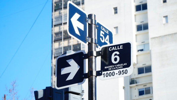 ¿Qué calles de La Plata llevan el nombre de reconocidas figuras e instituciones locales?