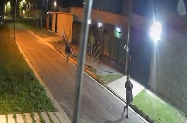 Dos delincuentes robaron herramientas durante la madrugada en Villa Elvira