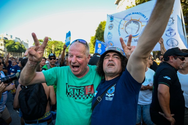 La marcha de los jubilados copó la calle frente al Congreso con el apoyo de miles de personas