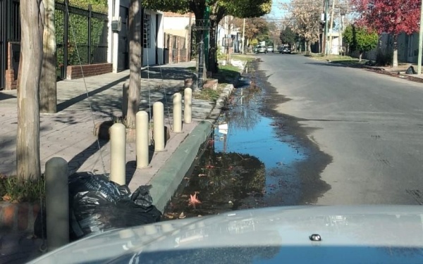 Lleva más de un mes reclamando por una perdida de agua y nadie le soluciona el problema