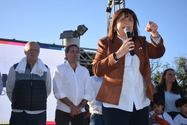 Bullrich encabezó un acto junto a Garro en La Plata y prometió avanzar en las obras hidráulicas: "El 2 de abril no se olvida"