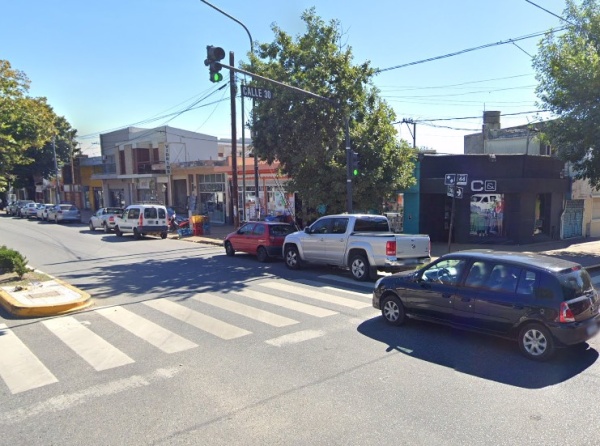 Violento robo en avenida 44: un ladrón asaltó un local de empanadas y escapó con 400 mil pesos