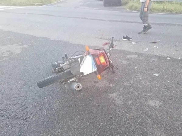 Murió un motociclista tras un accidente en la zona del Parque Pereyra: impactó contra un auto y perdió la vida en el acto
