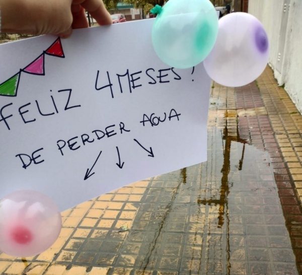 Vecinos de La Plata le "festejaron" los 4 meses a una perdida de agua
