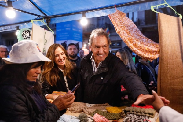 Victoria Tolosa Paz y Daniel Scioli se mostraron juntos en la expo-feria de la economía popular y el cooperativismo