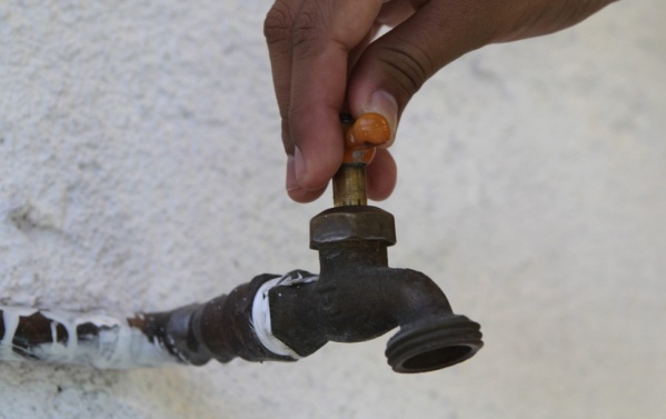Vecinos de 153 y 72 reclamaron por falta de suministro de agua en la zona