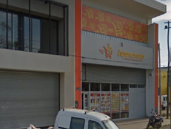 Amenazaron a los empleados y se llevaron una caja registradora en un supermercado de La Plata
