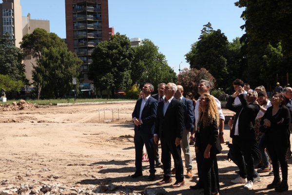 Alak supervisó el inicio del traslado del Monumento Alla Fratellanza: "Los platenses vamos a estar orgullosos de las plazas"