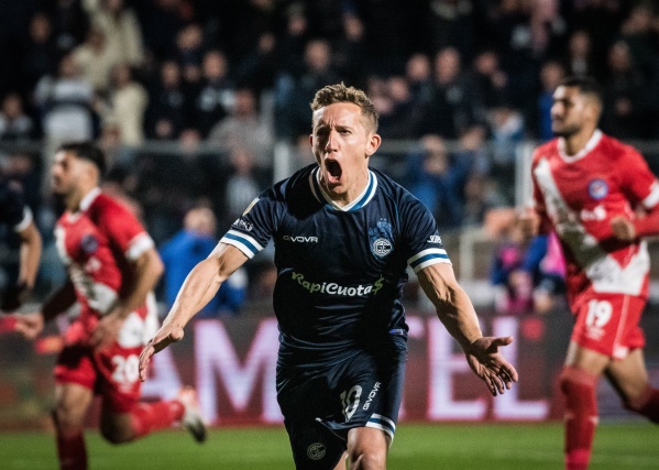 Gimnasia lo ganó con un penal en el final y festejó ante su gente el tercer triunfo al hilo