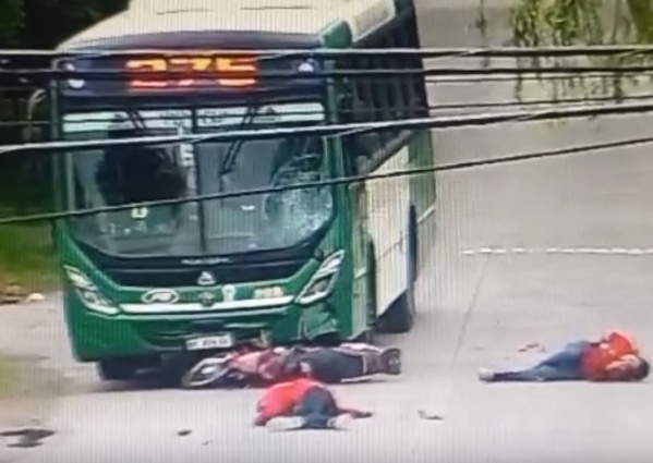 Impactante accidente en Punta Lara: Dos motociclistas resultaron heridos al chocar contra un micro