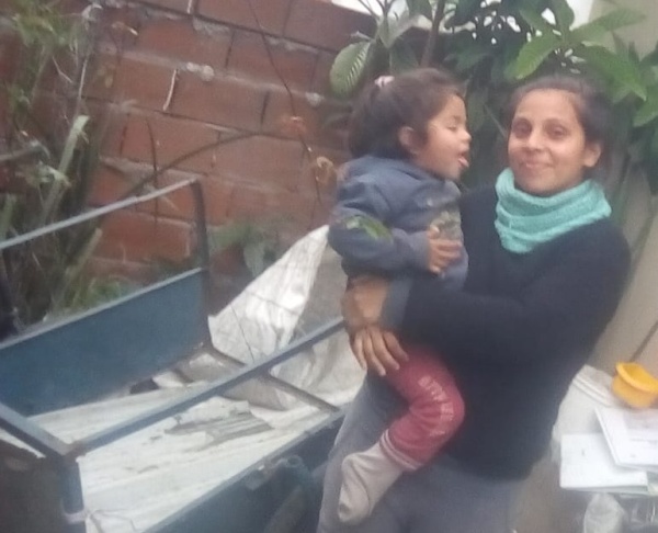 No tienen casa y dependen de un carro para comer en La Plata: “Si no lo arreglo, mis hijos no se alimentan”