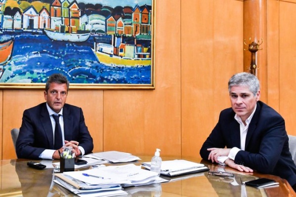 Massa se reunió con el presidente de YPF y dialogaron sobre los planes de inversiones de la empresa