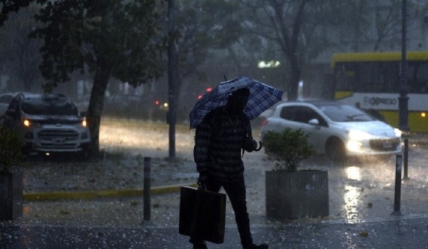 Alerta amarilla en La Plata y la región por fuertes tormentas: habrá ráfagas de viento y posible caída de granizo