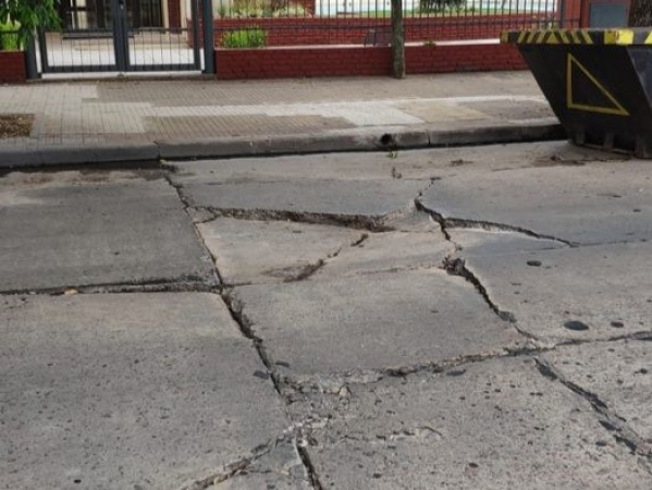 En 62 y 135, reclamaron por el mal estado del asfalto: "Es un cráter"