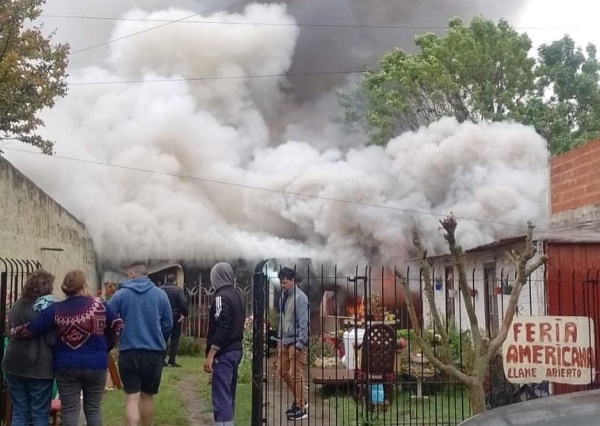 Un voraz incendio consumió por completo una vivienda en La Plata: investigan si fue intencional o accidental