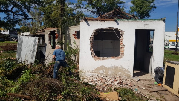 Demolieron la casa que se ubicaba en la intersección de 131 y 60: se relocalizará a la familia que la habitaba