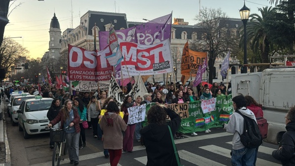 Organizaciones feministas marcharon en La Plata por el triple femicidio de Florencio Varela