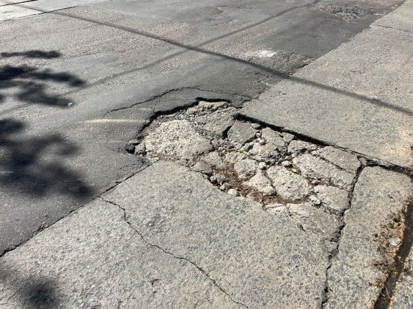 Vecinos denuncian un cráter en la esquina de calle 41 y 6