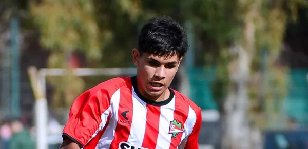 Domínguez hizo debutar un nuevo juvenil, lo elogió y Estudiantes lo celebró: "Felicitaciones..."