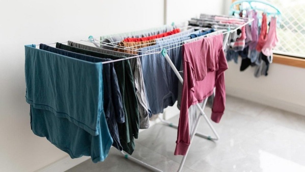 Revelaron las siete técnicas infalibles para secar la ropa cuando hay humedad