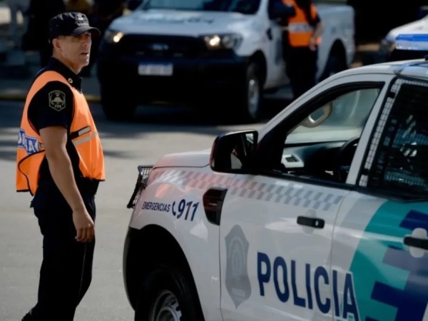 Balearon a un hombre en La Plata: delincuentes lo atacaron en la puerta de su casa, se resistió y terminó en el hospital