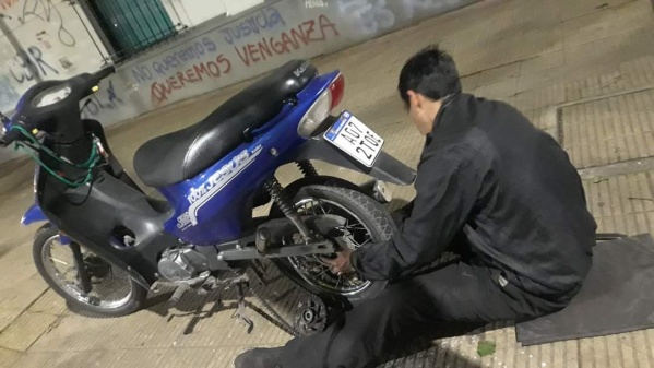 Conocé a Omar, es de La Plata y se encarga de arreglar motos a domicilio: "El mecánico Delivery"