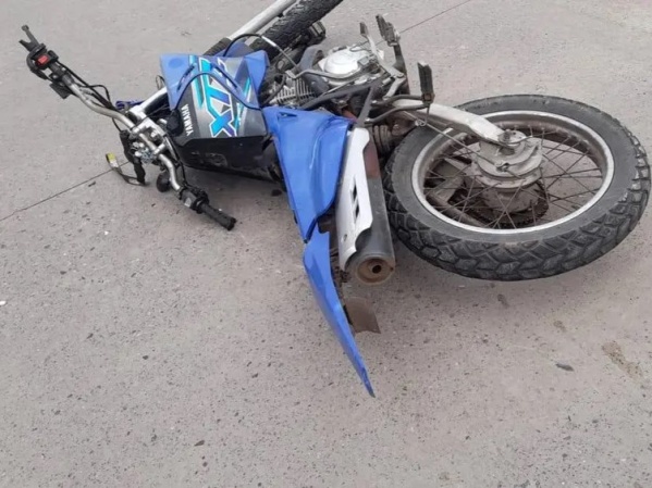 Perdió el control de la moto y falleció tras un violento impacto contra un poste