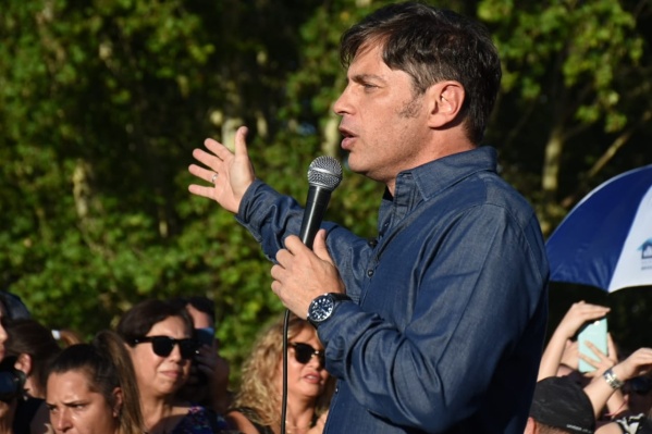 Kicillof le habl&oacute; a los vecinos de La Plata: "Bajar rencores, discutir, reflexionar y compartir es lo que tenemos que hacer"