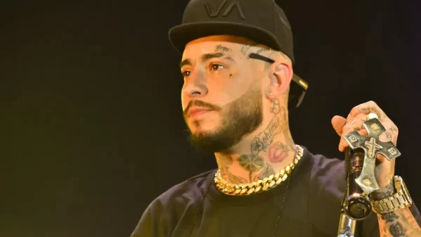 Ulises Bueno quiso saludar a una fan pero no se imaginó lo que le iba a pasar