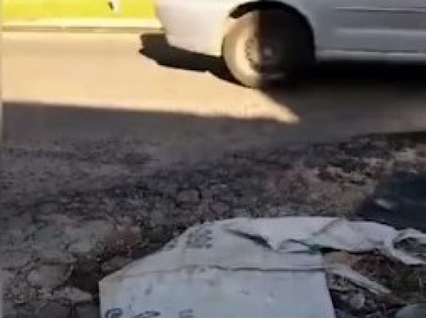 Afirman que apareció un bache en medio de una calle de La Plata y lo llenaron de basura